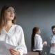 Generación Z desafía normas laborales: 95% rompe reglas en el trabajo